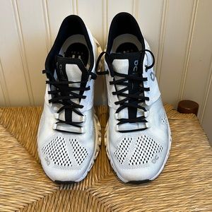 ON Ladies Size 7 (38) White Sneakers